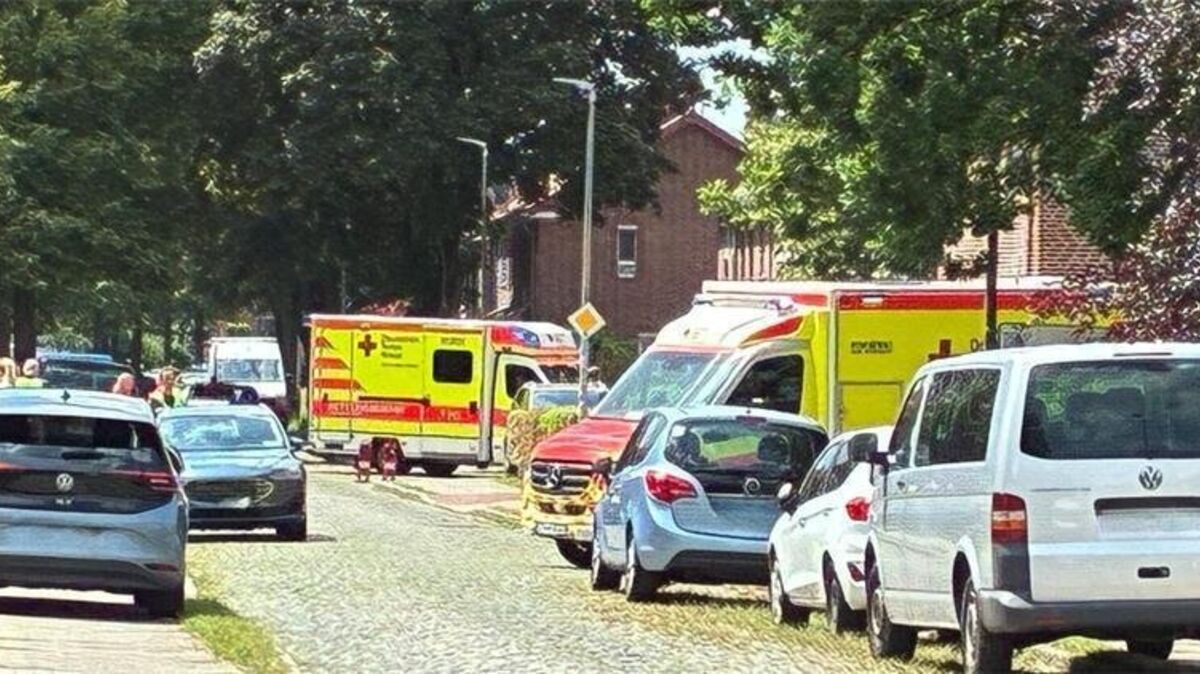Zahlreiche Einsatzkräfte sind derzeit in der Stader Dankersstraße im Großeinsatz. Foto: Vasel