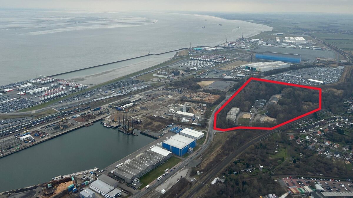 Zukunftsvision "Europakai": Auf dem ehemaligen Marine-Sperrwaffenarsenal (rot) in Groden entstehen neue Gewerbeflächen, die Unternehmen eine strategisch günstige Lage am Hafen Cuxhaven bieten sollen. Luftfoto: Makel