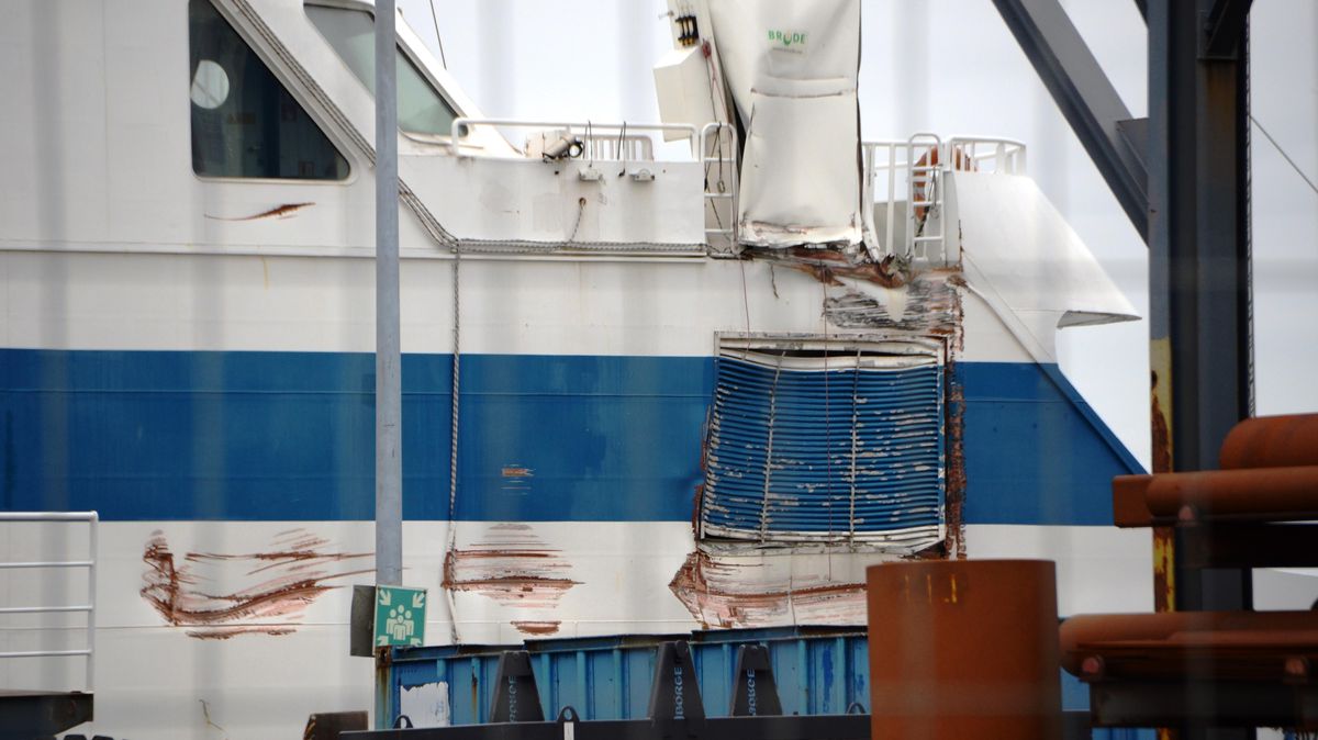 Das Foto zeigt die Spuren der Berührung mit dem Frachter "Curacao Pearl" am Schiffsrumpf. Fotos: Rohde