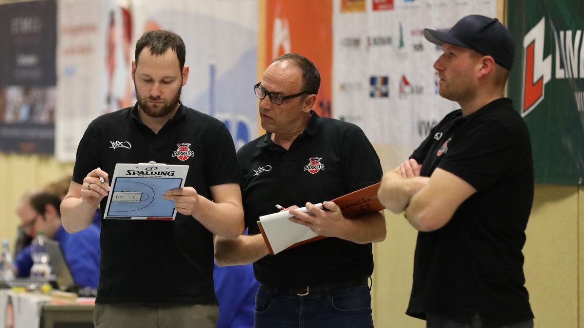 Das Trainerteam der Cuxhaven Baskets mit Christoph Nicol, Jens Krummenerl und Claas Völcker hat den sportlichen Abstieg nicht verhindern können. Dennoch bleibt eine Resthoffnung auf den Klassenerhalt. Foto: Unruh