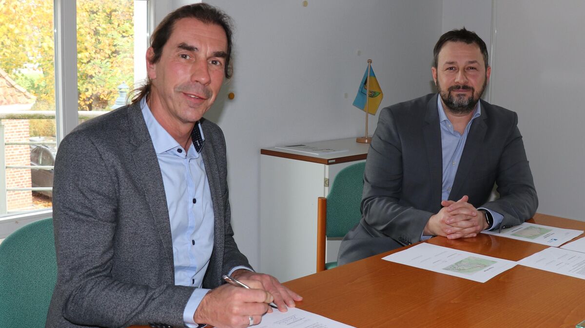 Samtgemeindebürgermeister Frank Thielebeule (links) und Christof Martin Milek von der Unternehmensgruppe Deutsche Glasfaser haben den Kooperationsvertrag unterzeichnet. Foto: Mangels