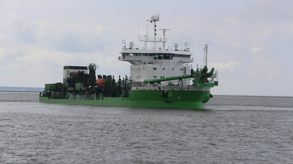Baggerschiff auf der Elbe: In den Monaten März und April werden diese Fahrzeuge nicht Kurs auf Scharhörn nehmen. Foto: Kramp