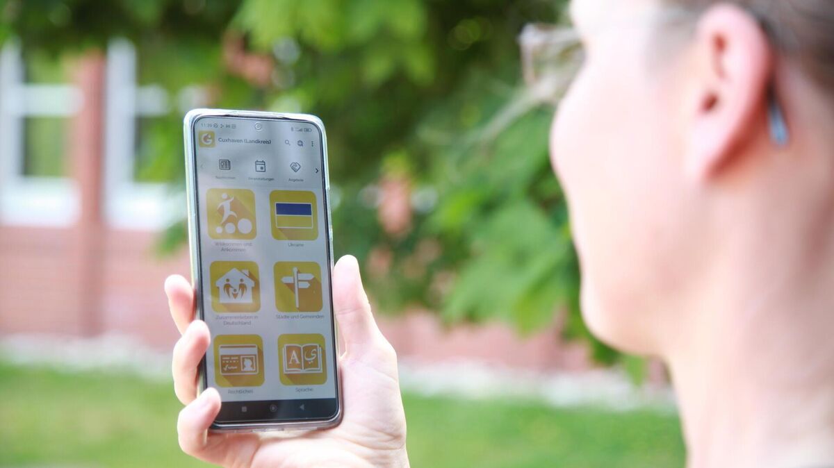 Praxistest: Anne Gryczan von der Koordinierungsstelle Migration und Teilhabe beim Landkreis Cuxhaven hofft, dass die Integreat-App Geflüchteten im Landkreis Cuxhaven hilft, schnell Antworten auf Fragen zu finden. Foto: Leuschner