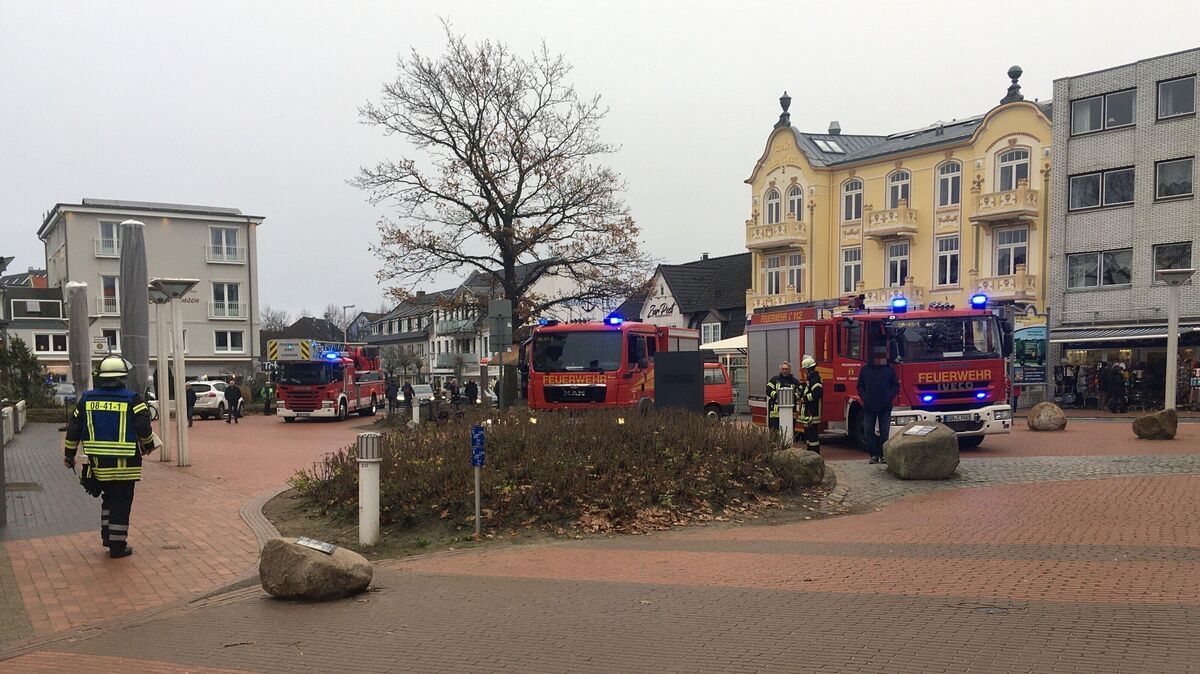 Am frühen Dienstagnachmittag fahren mehrere Feuerwehrfahrzeuge am Dorfbrunnen in Duhnen vor. Foto: Koppe