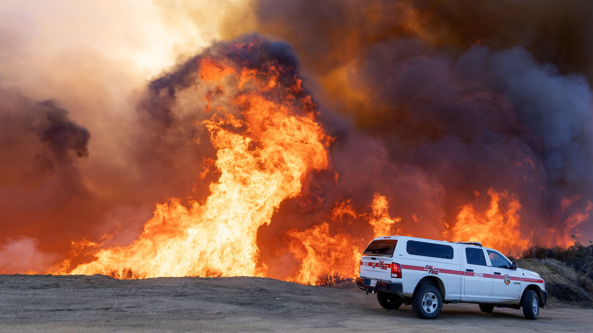 Auf den Hügeln hinter Pacific Palisades im Topanga State Park wütet am 11. Januar das Feuer. Im Vordergrund steht ein Fahrzeug der Feuerwehr. Foto: Daniel A. Anderson/dpa