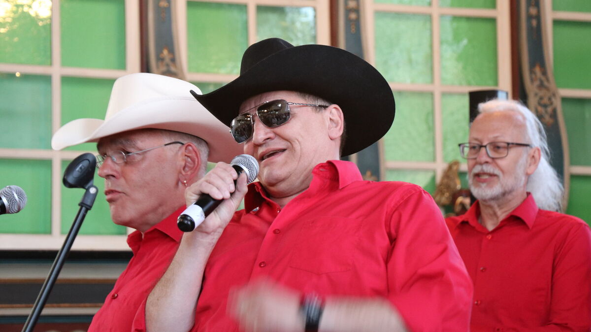 Keinen A-cappella-Abend von der Stange, sondern ein vielseitiges Konzert mit vielen humoristischen Einlagen und Kostümen boten die Sänger und Sängerinnen von Ultraschall. Foto: Mangels