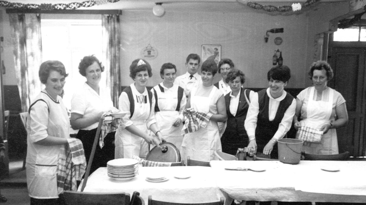 Die Damen des Deutschen Freischütz Oxstedt trafen Ende der 60er-Jahre gut gelaunt die Vorbereitungen für das Schützenfrühstück. Foto: Sammlung Ortsrat Altenwalde