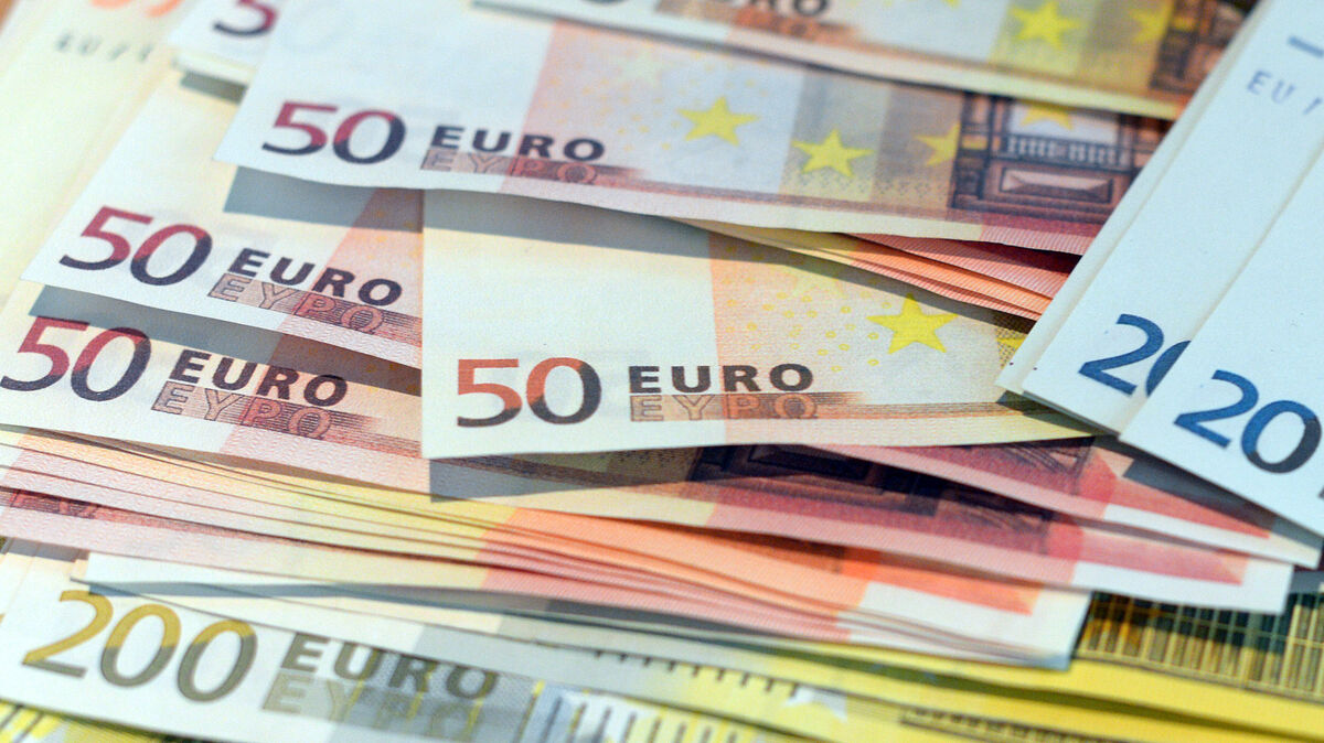 Eigentlich ist der Landkreis auf jeden Euro angewiesen, um nicht noch tiefer in die roten Zahlen zu rasseln. Doch der Plan, rund 1,6 Millionen Euro durch die Anhebung der Kreisumlage zusätzlich einzunehmen, wurde vorerst zu den Akten gelegt. Foto: Federico Gambarini/dpa