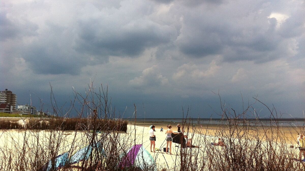 Wenn ein Gewitter im Anmarsch ist, gibt es für Strandbesucher Verhaltensregeln.  Foto: Reese-Winne