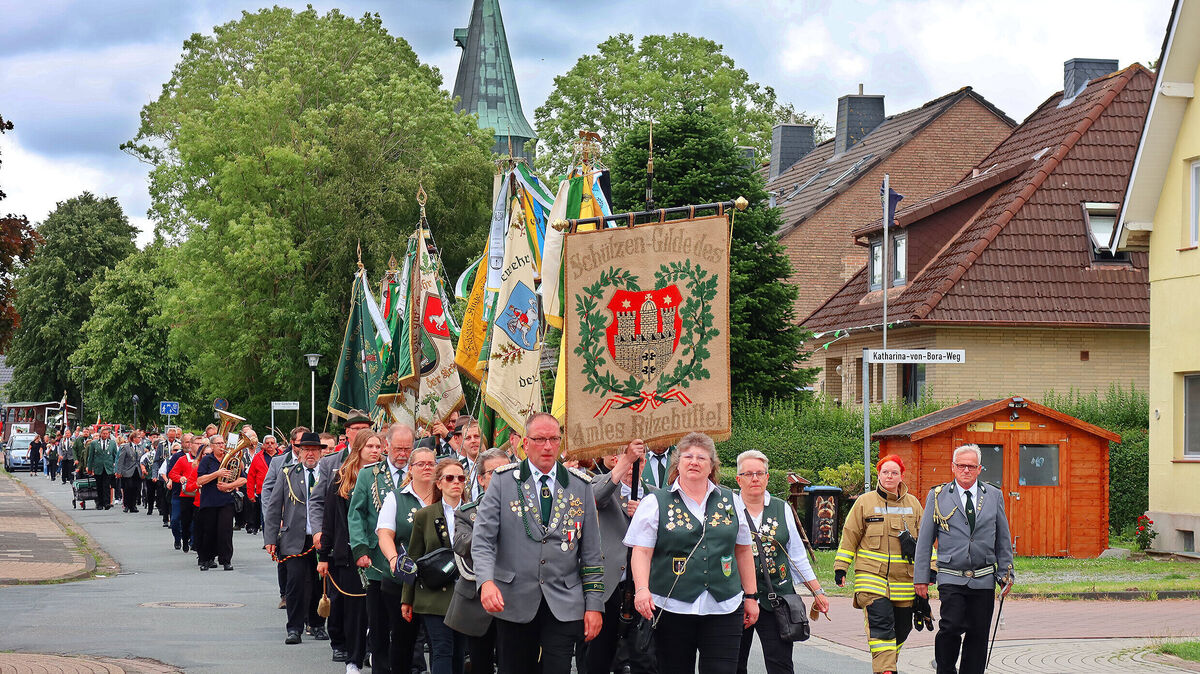 Der festliche Schützenumzug durch Groden zählte zu den Höhepunkten des 75. Jubiläumsschützenfestes. Foto: Tonn