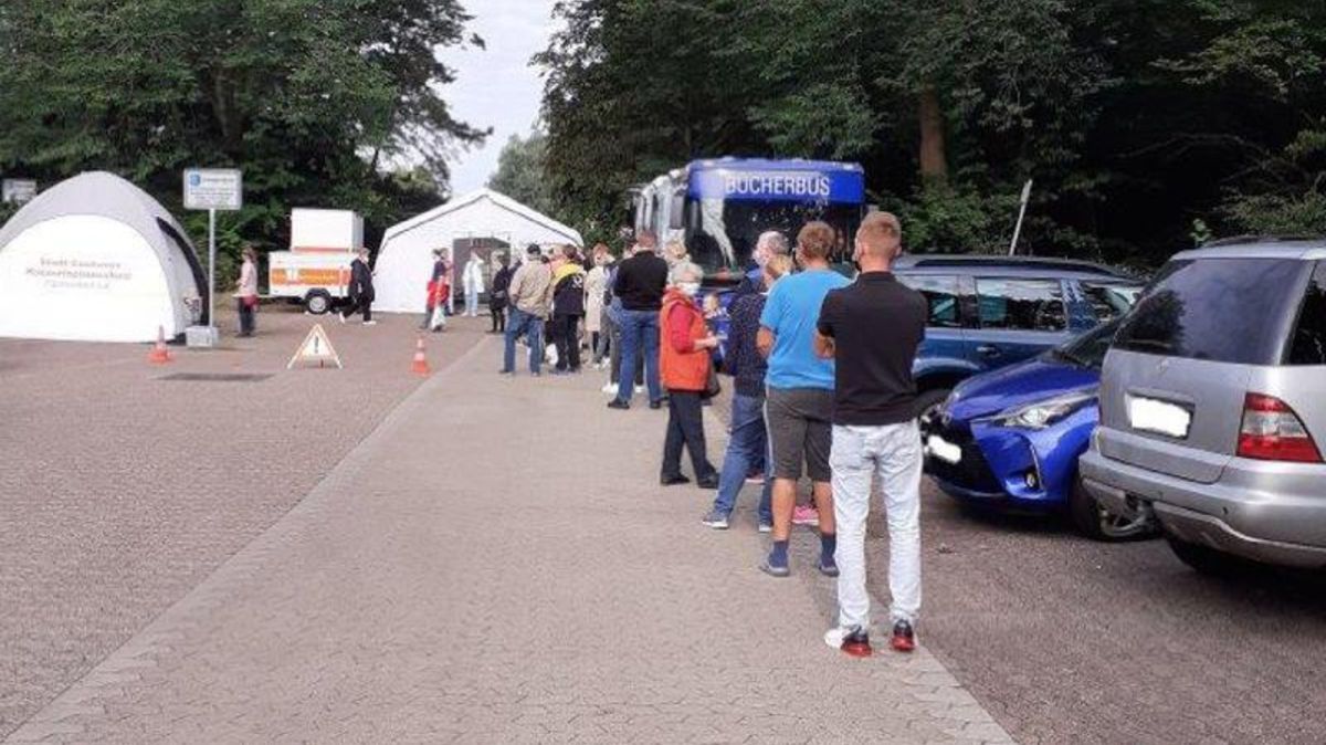 Das Angebot einer spontanen Impfung im Impfbus des Landkreises Cuxhaven wurde am vergangenen Sonnabend auf dem Cuxhavener Wochenmarkt gut angenommen. Foto: Landkreis Cuxhaven