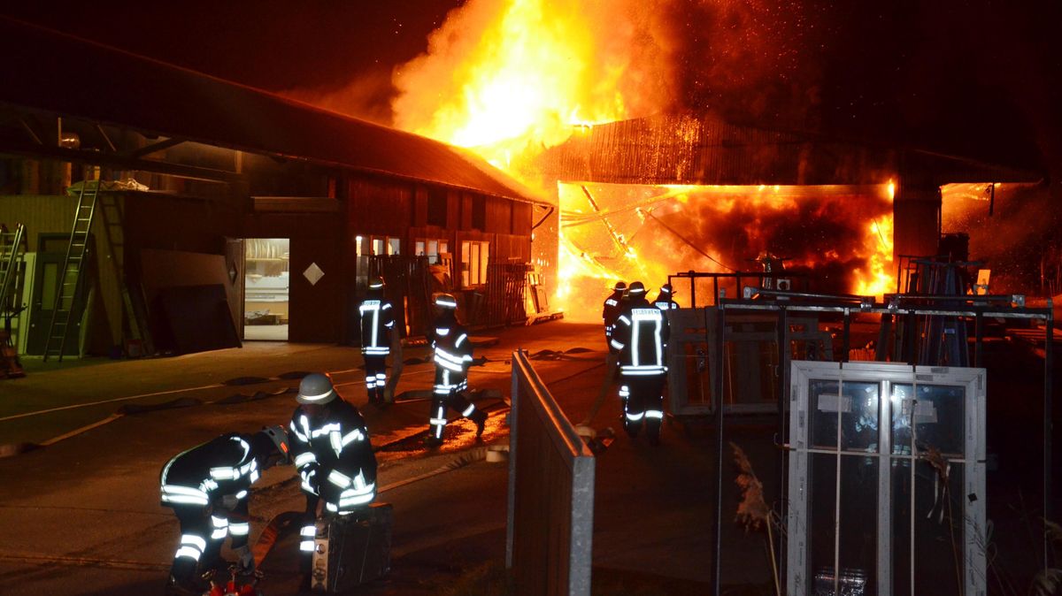 Ein Großfeuer hat eine Werkstatt und Lagerhalle einer Tischlerei in Osten-Isensee im Landkreis Cuxhaven zerstört. Laut ersten Schätzungen entstand ein Sachschaden von etwa 700 000 Euro. Fotos: Lange