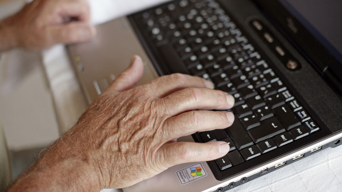 Die Volkshochschule im Landkreis Cuxhaven legt in ihrem neuen Programm einen Schwerpunkt auf Vernetzung und Digitalisierung. Vor allem Seniorinnen und Senioren hat die VHS dabei im Blick. Foto: Gebert/dpa