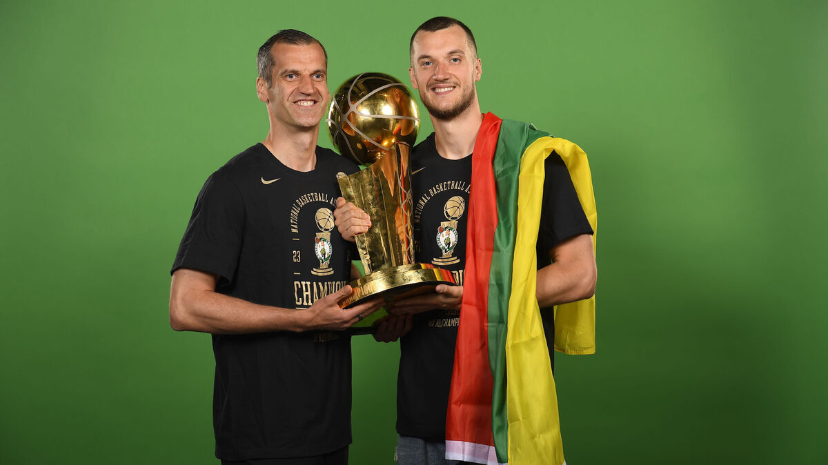 Benas Matkevicius (links) teilte mit seinem Bruder Nikas einen unvergesslichen Moment. Der Scouting Coach der Boston Celtics durfte die legendäre Larry O'Brien Championship Trophy halten und später auch so richtig herzen. Fotos: Privat