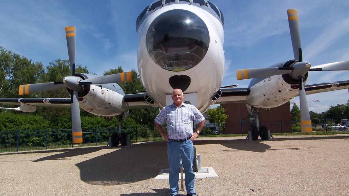 Jürgen Vietor vor der Breguet Atlantic, die heute als Torwächter vor dem Kasernentor aufgestellt ist. Vor seinem Wechsel zur Lufthansa hatte er in Nordholz diesem Flugzeugtyp geflogen.  Foto: privat