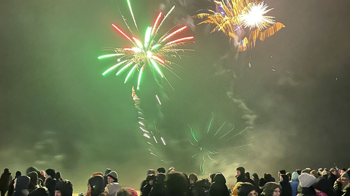 Mit Raketen und anderen Feuerwerkskörpern wird in Duhnen das Jahr 2025 begrüßt. Foto: Reese-Winne