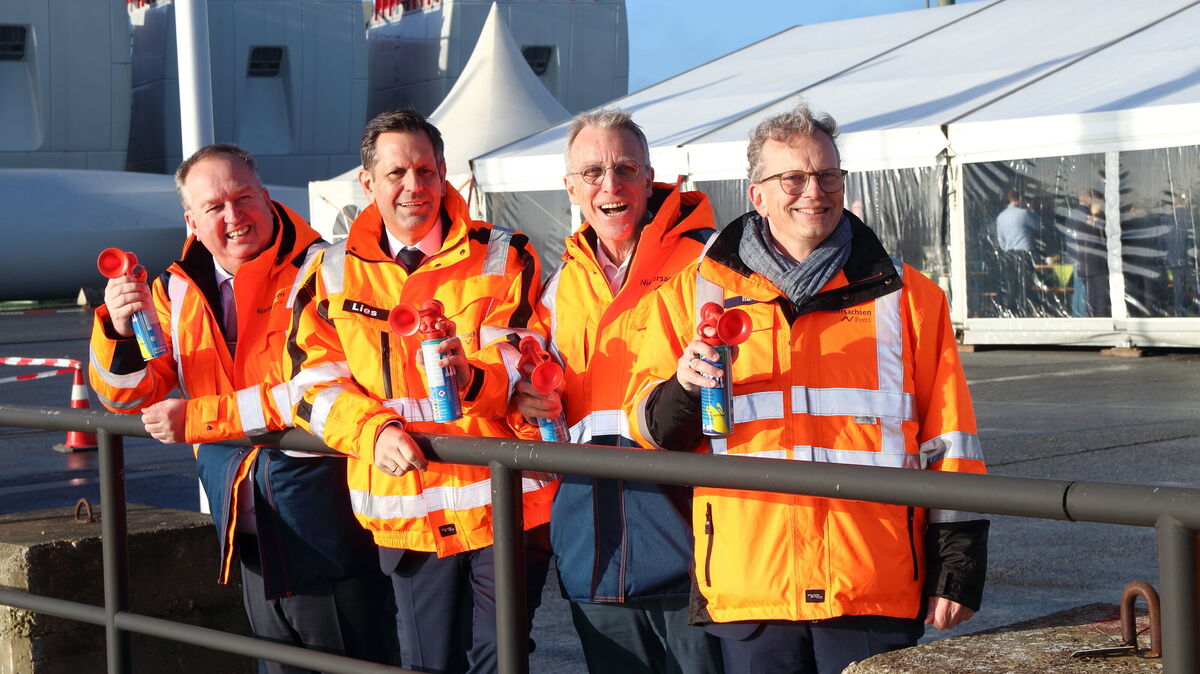 Für ein lautstarkes Signal: Oberbürgermeister Uwe Santjer, Niedersachsens Wirtschaftsminister Olaf Lies, Staatssekretär Stefan Wenzel und NPorts-Geschäftsführer Holger Banik (von links) posieren mit Luftdruck-Fanfaren, mit denen sie kurz darauf den "Startschuss" für den Liegeplatz Baubeginn gaben.
