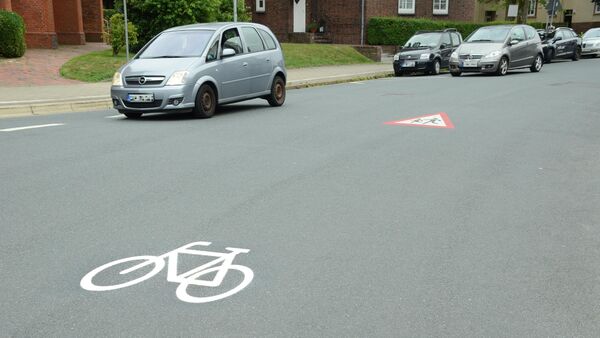 Cuxhaven startet Maßnahmen für Radverkehr: Was die neuen Strichweg-Symbole bedeuten