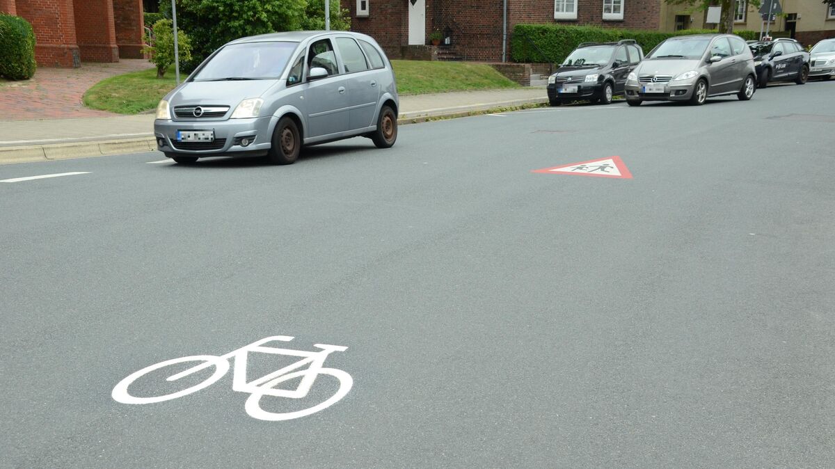 Fahrrad-Piktogramme auf der Straße im Strichweg sollen die Sicherheit und Sichtbarkeit des Radverkehrs in Cuxhaven verbessern. Foto: Rohde