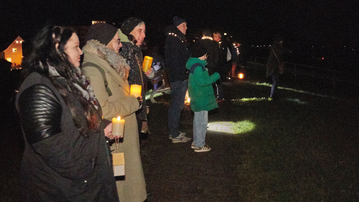 Mit einem Lichtband zwischen Kugelbake und Fährhafen setzen Teilnehmerinnen und Teilnehmer ein Zeichen für Demokratie und Menschenwürde. Foto: Koppe