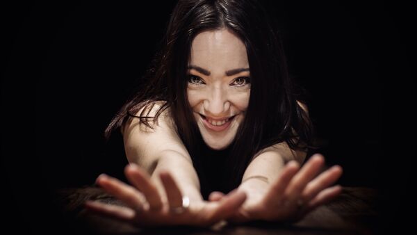 Felice begeistert solo mit "Between the Lines" im Schloss Ritzebüttel