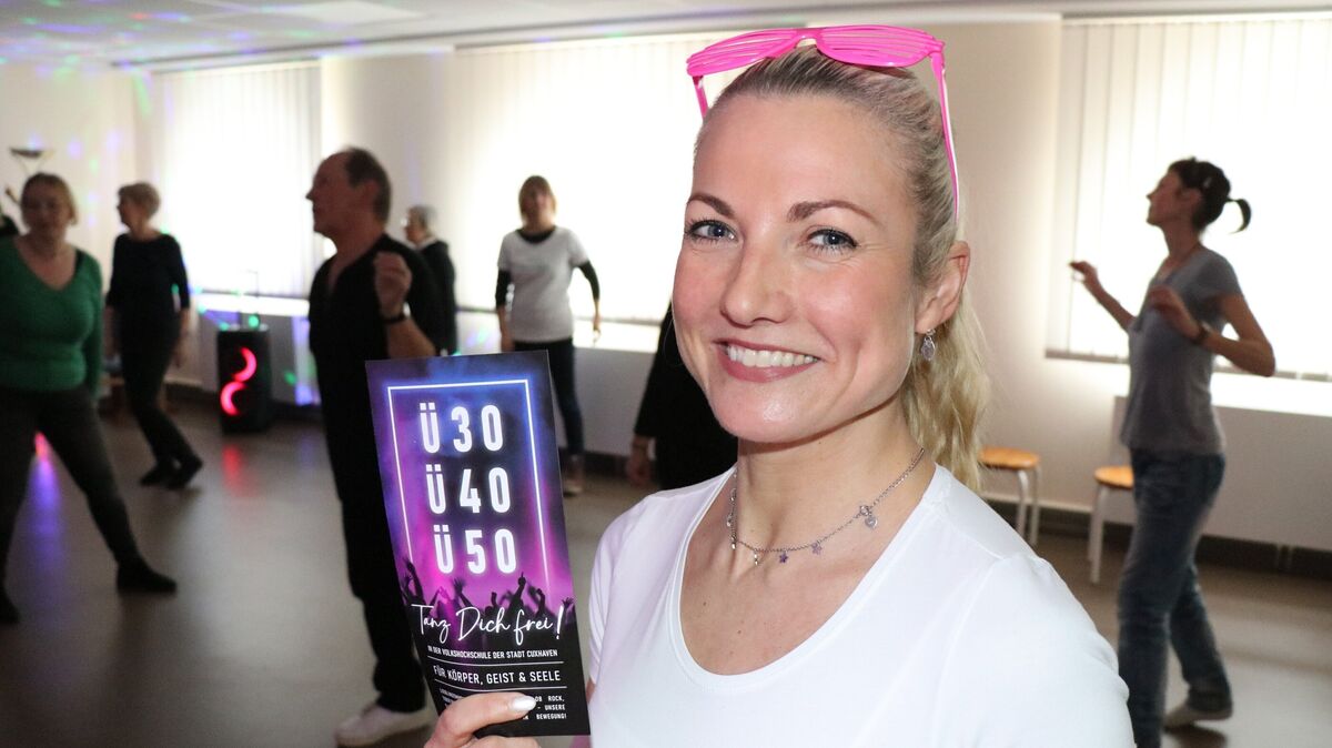 Kursleiterin und Entspannungstrainerin Stephanie Hohmann animierte die Besucherinnen und Besucher, die Hüften zu schwingen. Foto: Mangels