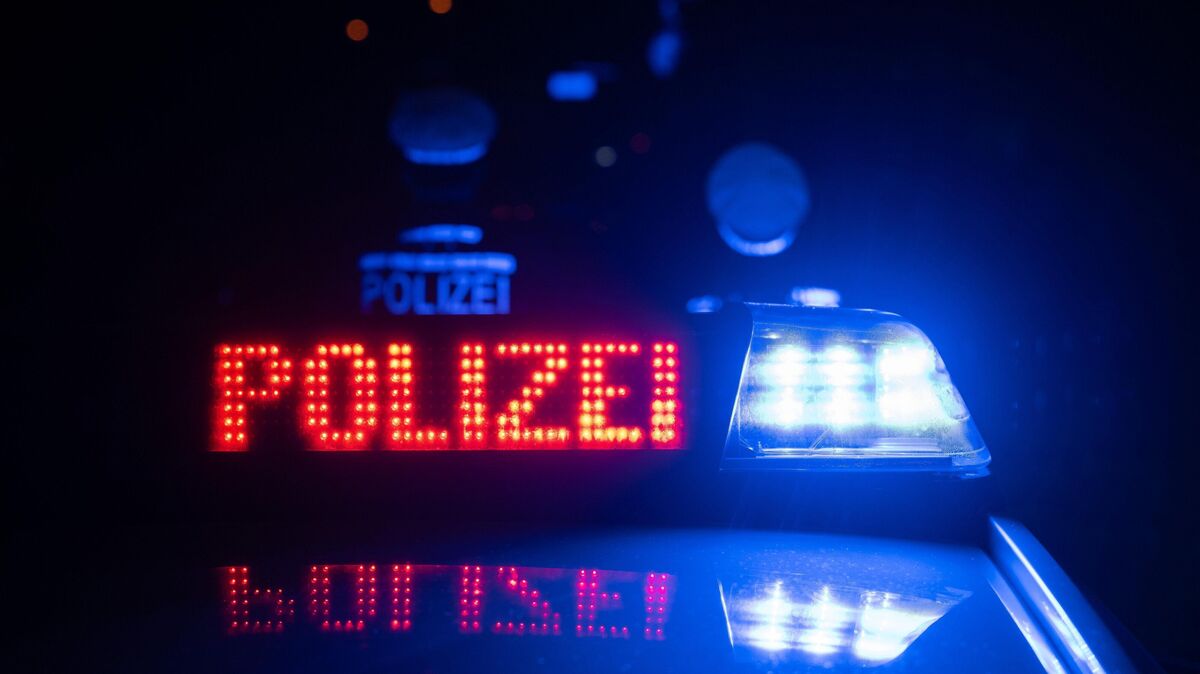 Ein Mercedes wurde bei einem Unfall auf der A27 erheblich beschädigt. Die Polizei Cuxhaven ermittelt, wer das Fahrzeug gefahren hat. Foto: Marijan Murat/dpa