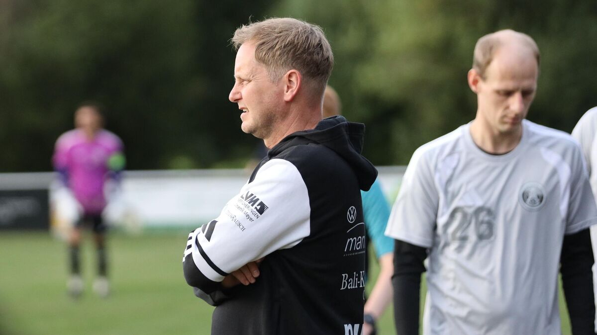 Cuxhavens Trainer Timo Szybora war wieder zufrieden mit dem Auftritt seiner Jungs. Das Warten auf den ersten Punktgewinn in der Landesliga geht aber weiter. Foto: Unruh