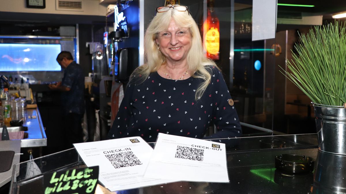 Für Silke Schoon-Abal Nunez, Inhaberin der Diskothek - neuerdings Bar - Flair, ist der Blick in die Zukunft ungewiss. Geöffnet hat sie, es fehlen aber zu viele Gäste, um kostendeckend zu arbeiten. Doch die Gäste, die zu ihr kommen, freuen sich, dass sie wenigstens ein bisschen das Gefühl vom Ausgehen im Flair genießen - auch wenn Tanzen derzeit tabu ist. Foto: Tiedemann