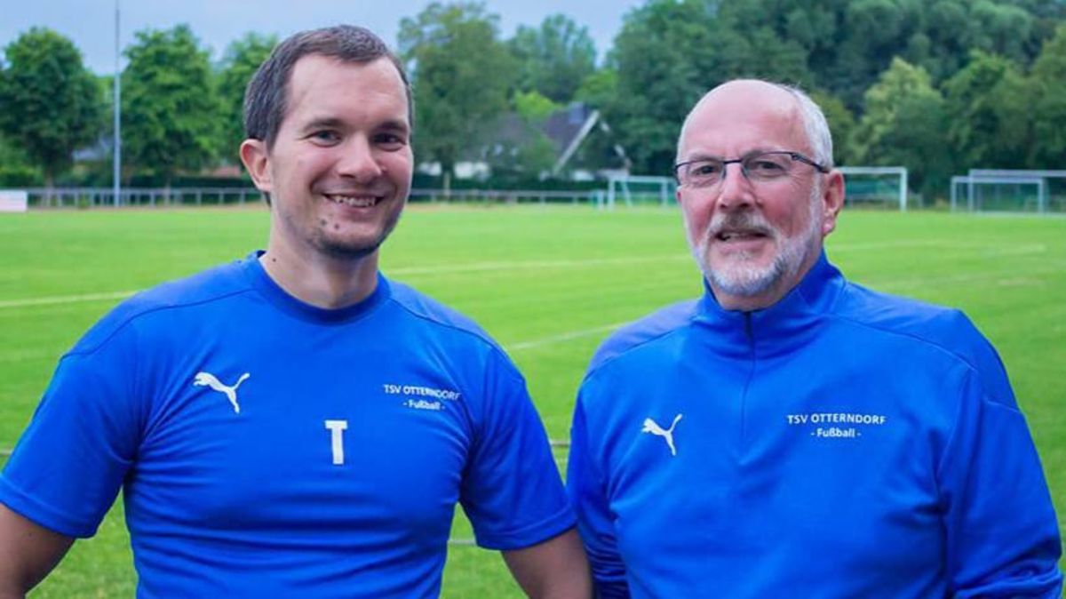 In Otterndorf ging es in den vergangenen Wochen drunter und drüber: Erst kürzlich präsentierte der Verein um Fußballabteilungsleiter Peter Gottschalk mit Thorben Bornhöft (l.) seinen neuen Trainer.