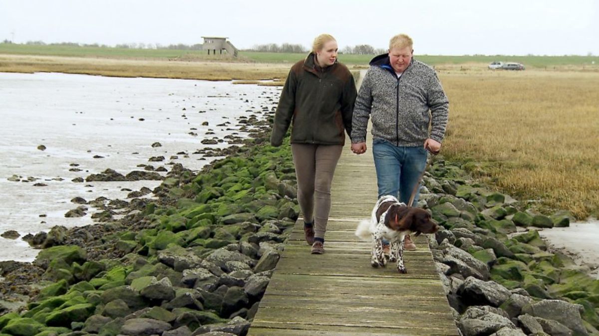 Nun hat es doch noch gefunkt. Bauer Niels von der Wurster Nordseeküste hat eine Freundin: die 20-jährige Katja. Foto: RTL