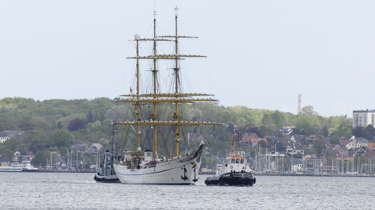 Das Segelschulschiff "Gorch Fock" wird in seinem Heimathafen Kiel geschleppt. Wegen eines technischen Problems musste die Bark schneller als geplant zurückkehren. Am Getriebe war ein Ölverlust festgestellt worden. Foto: Frank Molter/dpa