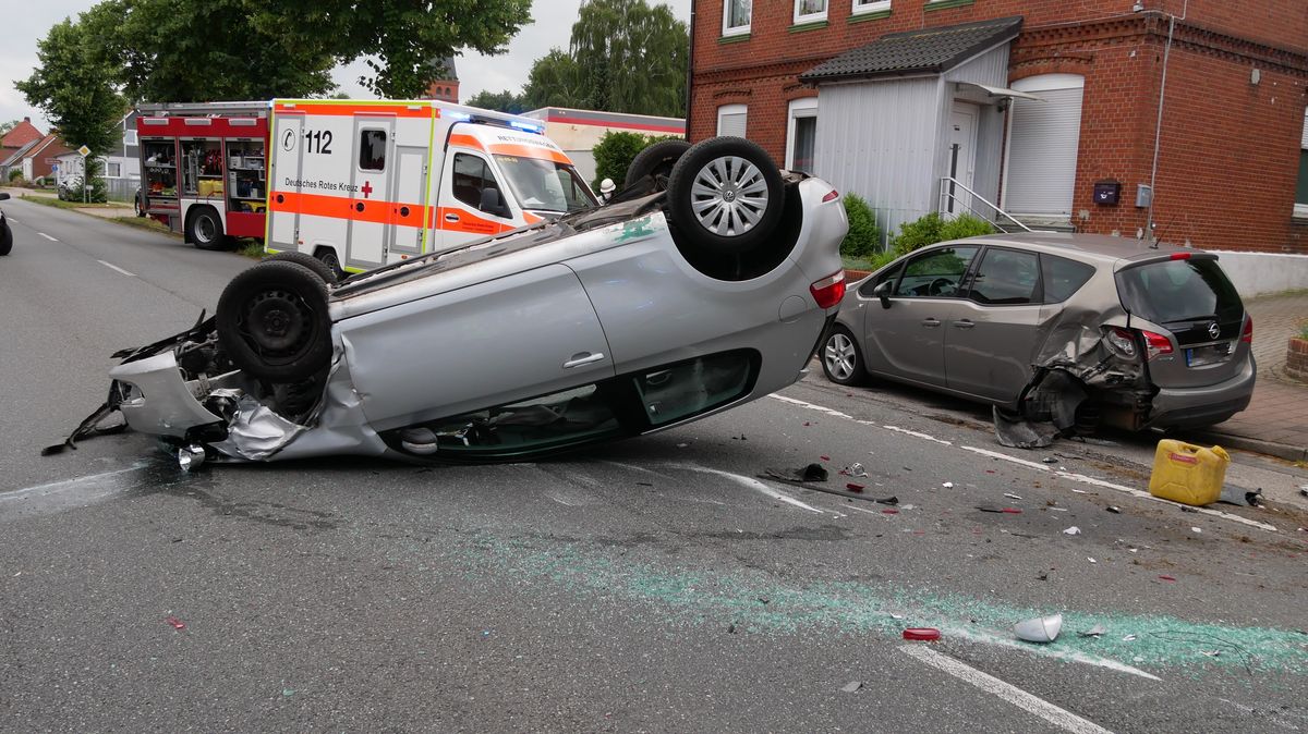 Der Golf landete bei dem Unfall auf dem Dach. Foto: Lange