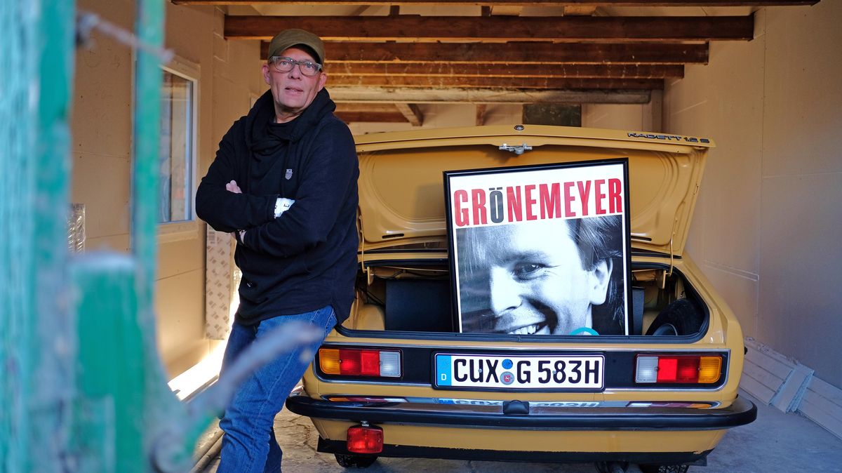 Sein Lebenstraum ist (vorerst) geplatzt: Wolfgang Heß bekommt für das jahrelang geplante Fan-Museum in Cadenberge keine Genehmigung des Grönemeyer-Managements. Foto: Stollarz/dpa