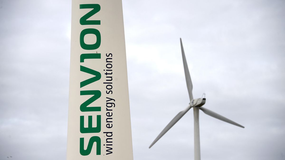 Das Logo von Senvion auf dem Flügel einer Windkraftanlage. Foto: Carsten Rehder/dpa