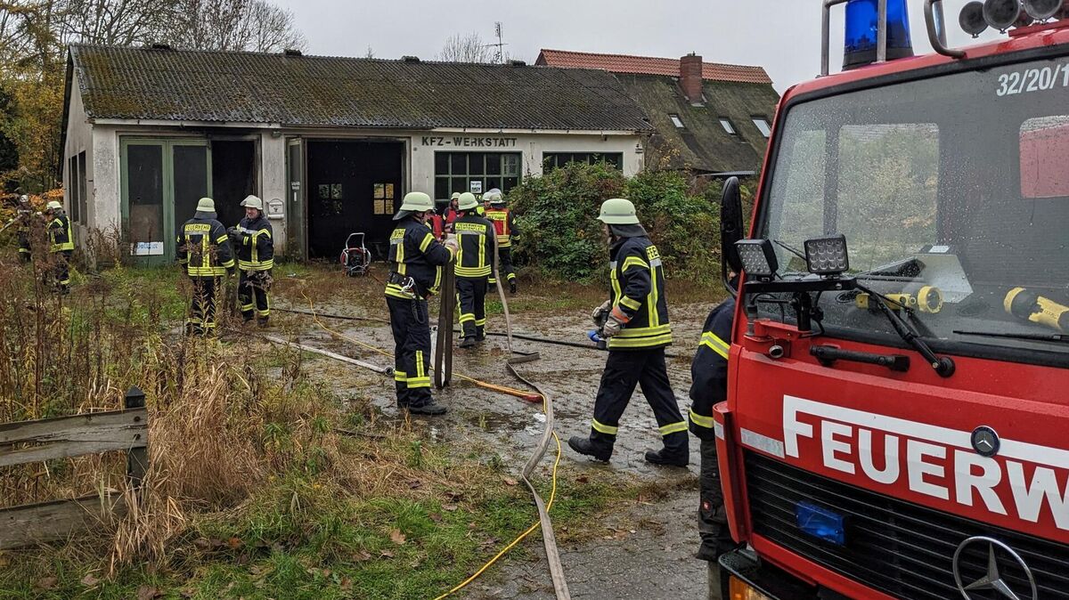 Brand auf dem ehemaligen Tankstellen-Grundstück: In Sandstedt ist die Feuwehr im Einsatz gewesen. Foto: Andreas Palme