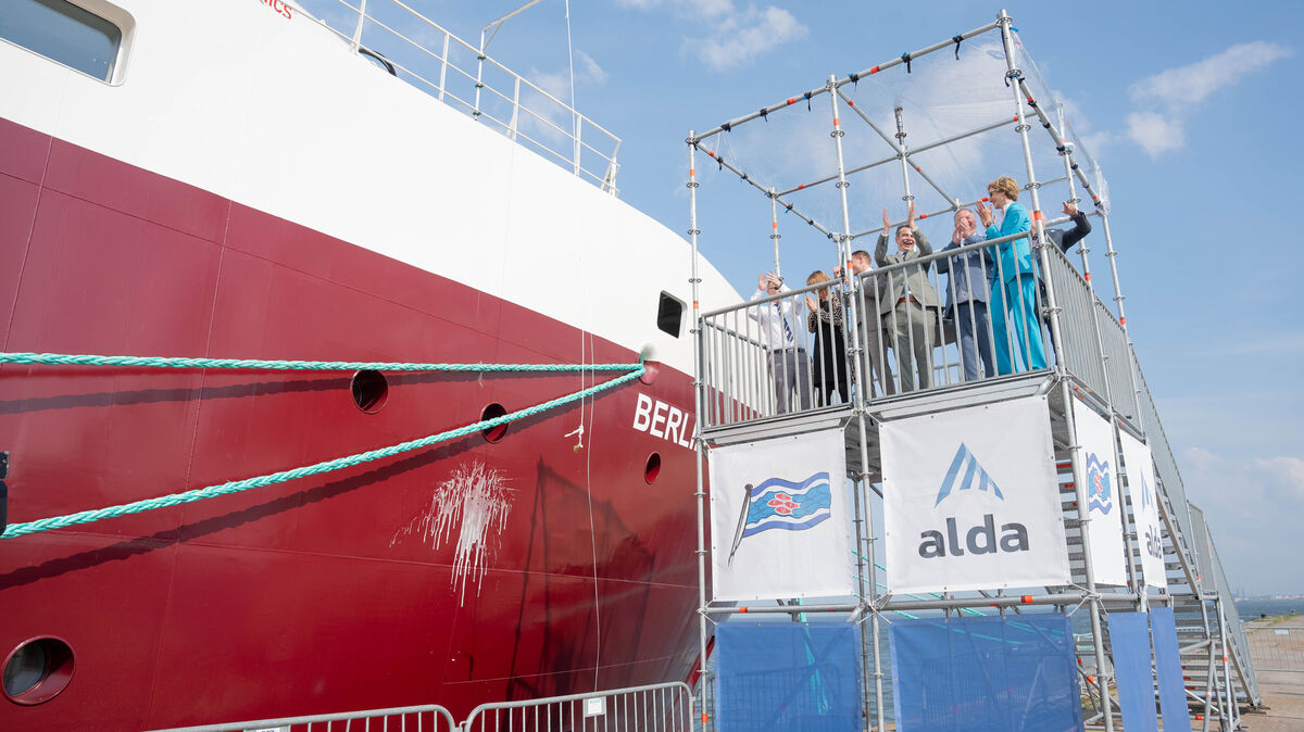 "Und hiermit taufe ich dieses Schiff auf den Namen Berlin", verkündete Margareta Büning-Fesel und warf die Flasche schwungvoll gegen die Bordwand. Foto: Keck