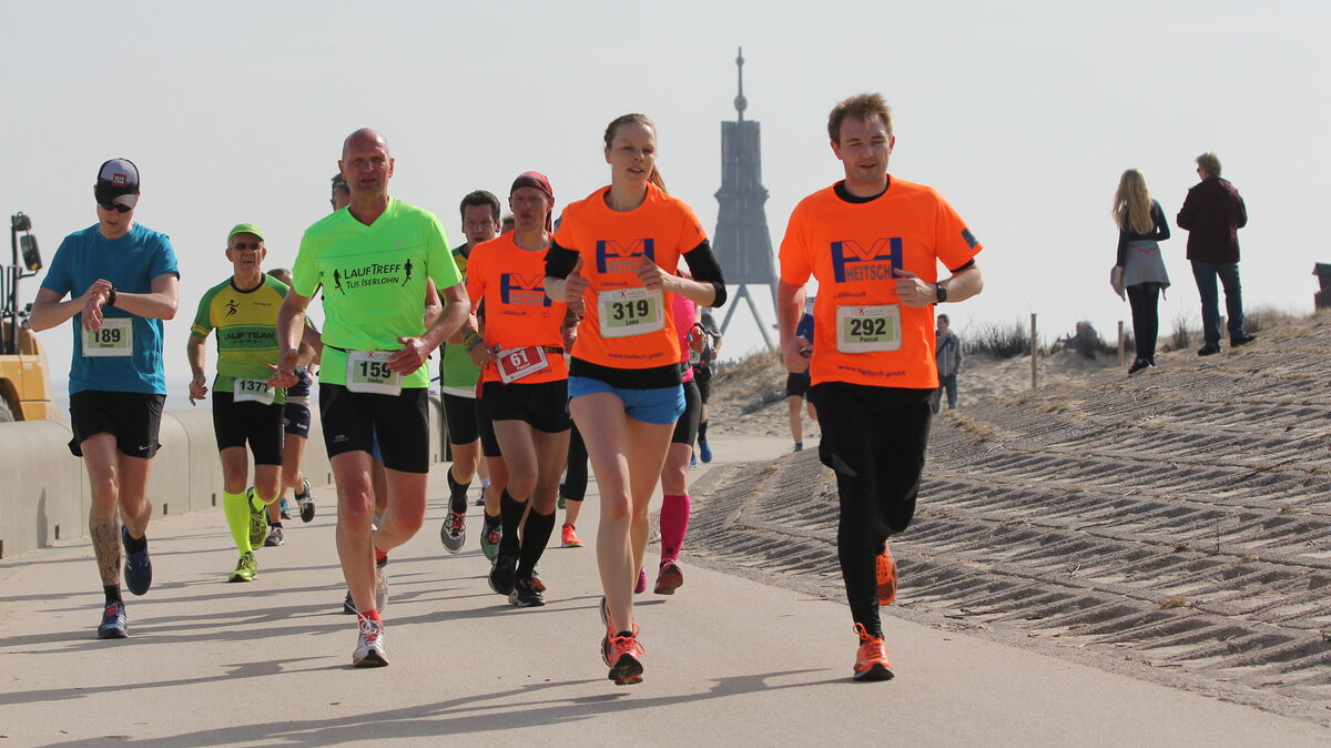 Auch in der Vergangenheit führte die Laufstrecke des Cuxhaven-Marathons direkt an der Promenade entlang. Im kommenden Jahr wird fast nur in direkter Deichnähe gelaufen. Foto: Unruh