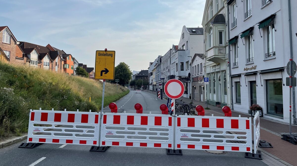 Vom Slippen aus gesehen ist die Deichstraße ab dem Friseurgeschäft voll gesperrt. Rechts herum können die Verkehsteilnehmer aber in den Alten Deichweg abbiegen, um dann auf der anderen Seite der Absperrung wieder auf die Deichstraße zu gelangen. Foto: Lütt