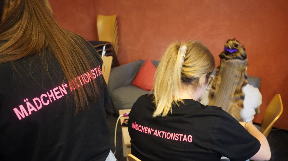 Bunt, laut und selbstbewusst: Der Mädchen-Aktionstag im Haus der Jugend lockte zahlreiche Besucherinnen an und machte das Motto „Seht her“ sichtbar. Foto: Brettschneider