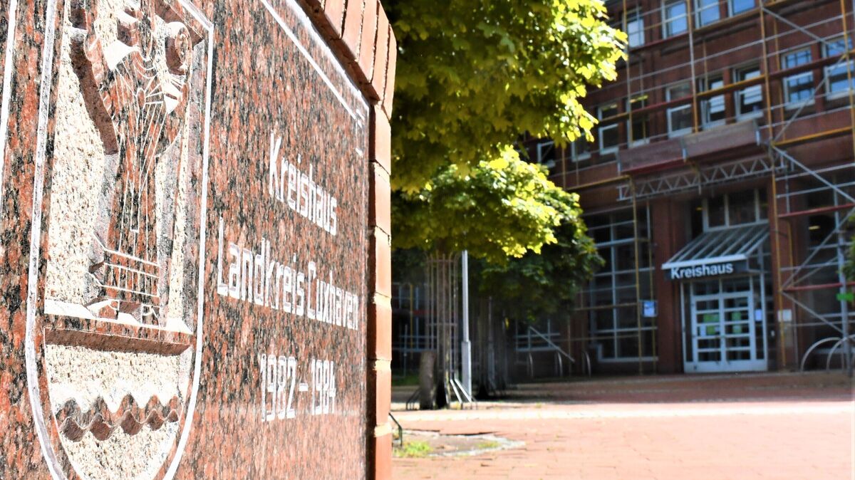 Im Kreishaus in Cuxhaven laufen die (Verwaltungs-)Fäden zusammen: Die Zeiten, um laufende Ausgaben und Investitionen schultern zu können, dürften in den nächsten Jahren nicht einfacher werden. Archivfoto: Schröder