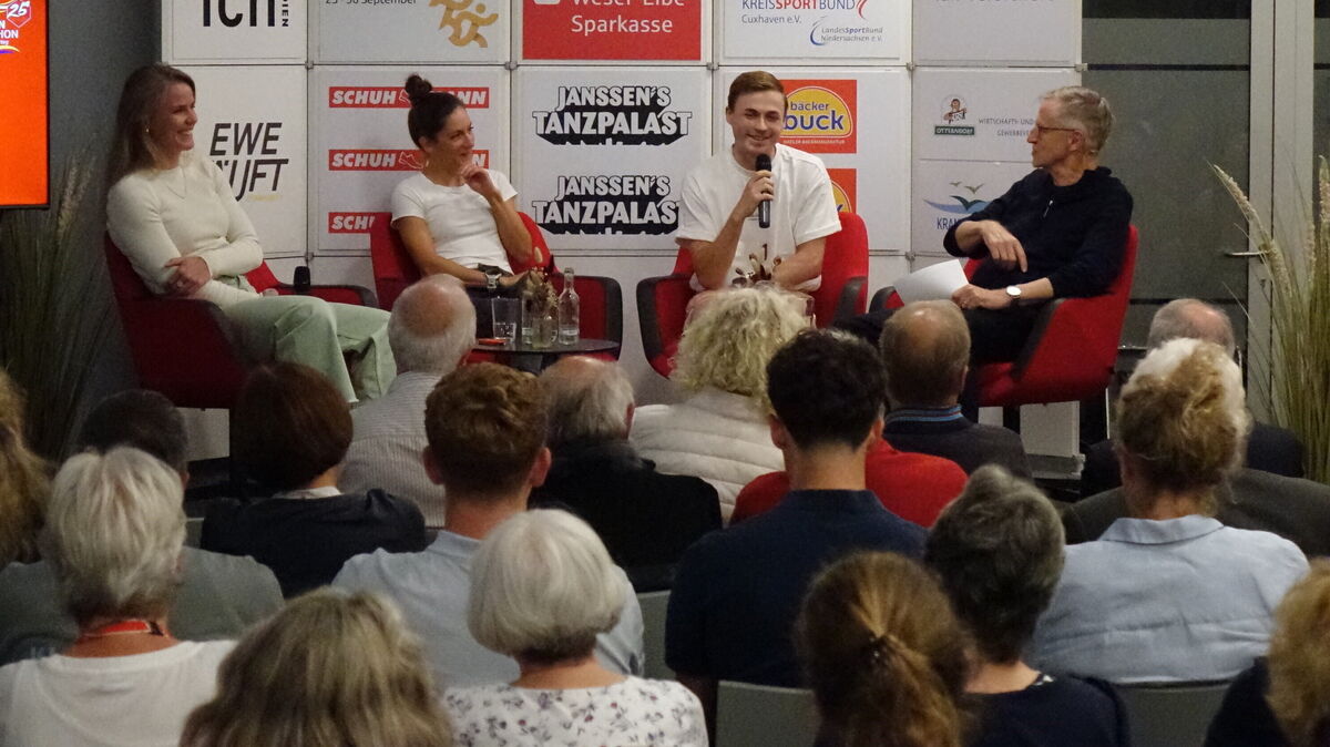 Drei Gäste, ein Moderator: Die Sportgespräche wenige Stunden vor dem Start des Küstenmarathons waren wieder ein geselliger Start in ein besonderes Wochenende in Otterndorf. Norbert König interviewte in diesem Jahr die drei Ausnahmeathleten Lena Petermann, Christina Paulus und Richard Vogelsang. Foto: Larschow