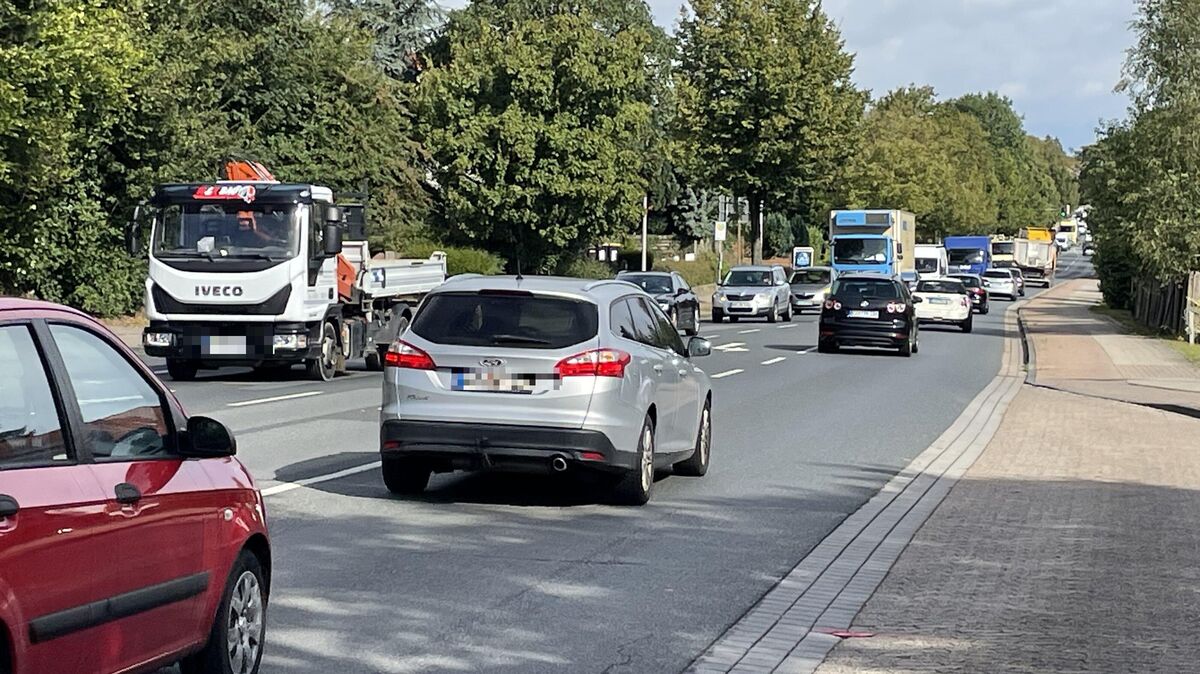 Entwarnung für die Altenwalder Ortsdurchfahrt (Archivfoto): Die Kabelfehler, die zum Ausfall großer Teile der Straßenbeleuchtung geführt hatten, sind zum großen Teil behoben. Foto: Reese-Winne
