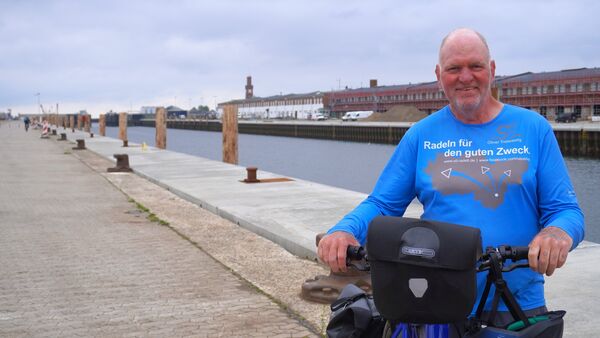 4850 Kilometer Hoffnung: Benefiz-Radler macht Halt in Cuxhaven