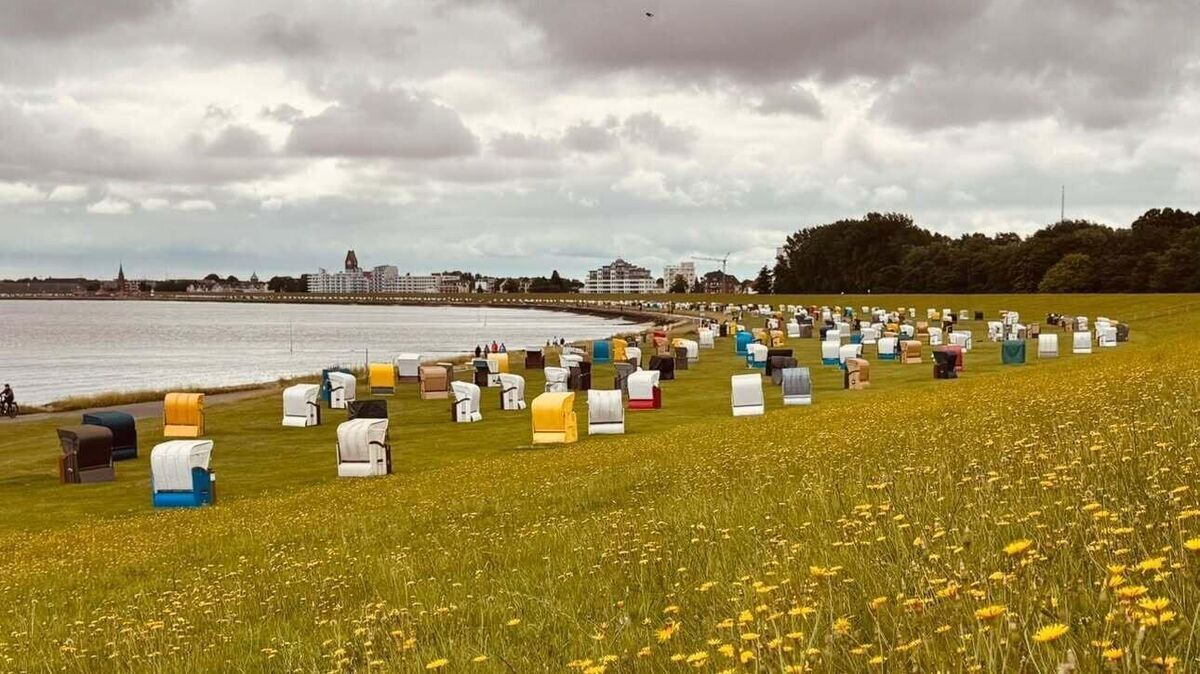 Strandkörbe in bunter Reihe: Spätsommerlicher Rückblick auf die Küstenidylle Cuxhavens in der Grimmershörnbucht. Inzwischen sind die Strandkörbe in den Winterquartieren verschwunden. Foto: @anisky1983