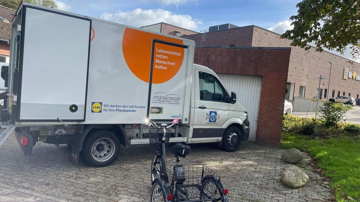 Der Kühlwagen der Cuxhavener Tafel steht einmal die Woche in Cuxhaven, Otterndorf und Nordholz, um Lebensmittel an Bedürftige zu verteilen.