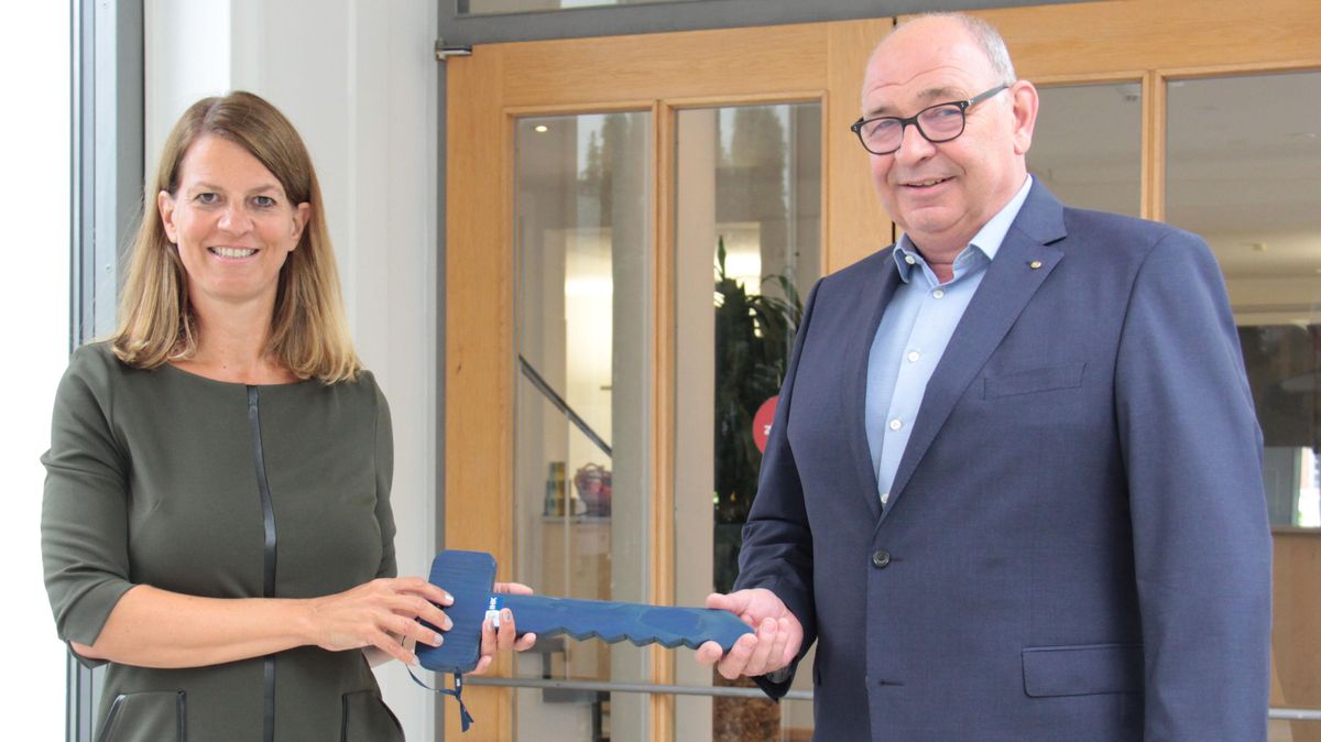 Maike Bielfeldt übergab den symbolischen Schlüssel für die IHK Stade an ihren Nachfolger als Hauptgeschäftsführer, Holger Bartsch. Bielfeldt ist seit 1. September Hauptgeschäftsführerin der IHK Hannover. Foto: Stephan