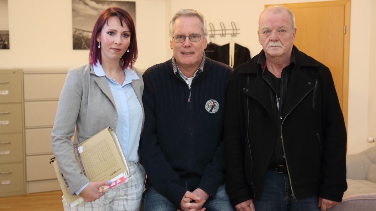 Ziehen in der Auseinandersetzung um Kostenübernahme an einem Strang: Die Cuxhavener Rechtsanwältin Charleen Schirmer, der Internist Dr. Jürgen Lemmerhirt (M.) und Schirmers Mandant Uwe thom Suden, der inständig hofft, sich auf seine Gesundheitskasse in Zukunft verlassen zu können. Foto: Koppe
