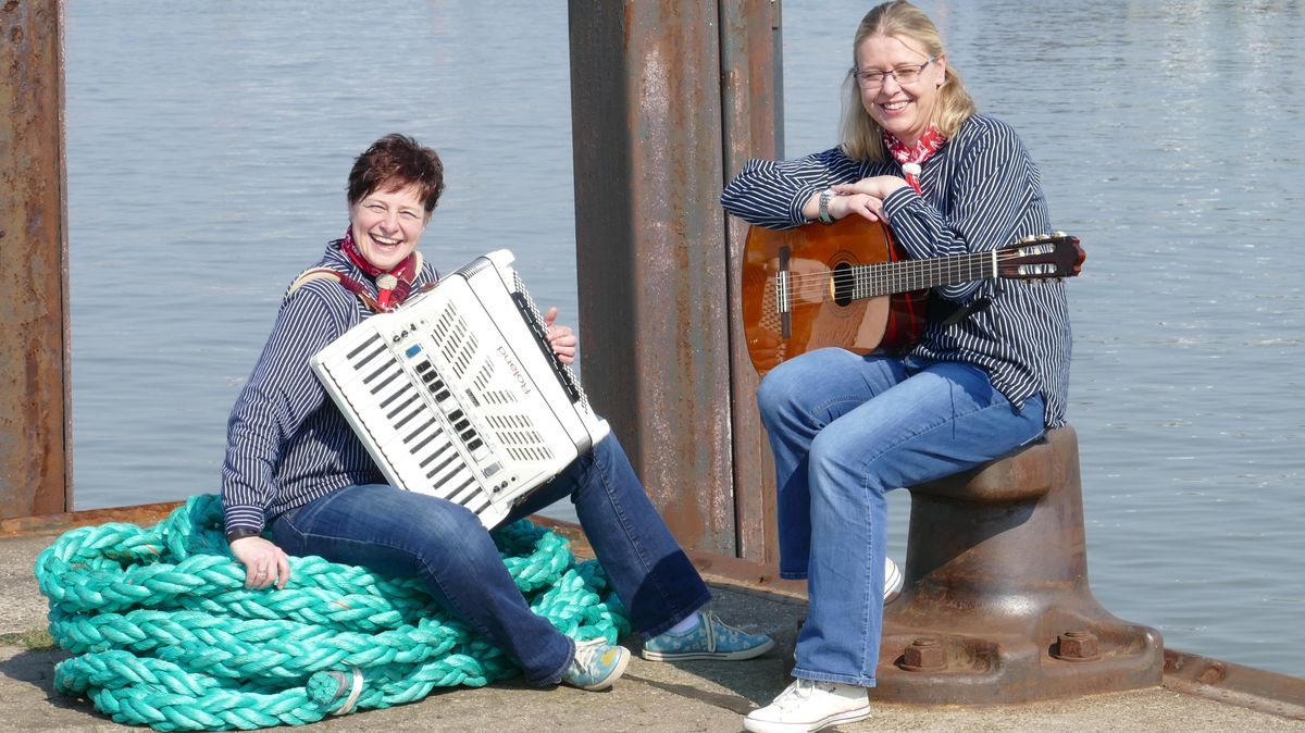 Britta Quaiser und Ulrike Staufenbiel wollen als Duo ihre erst CD produzieren. Foto: Walter Borst