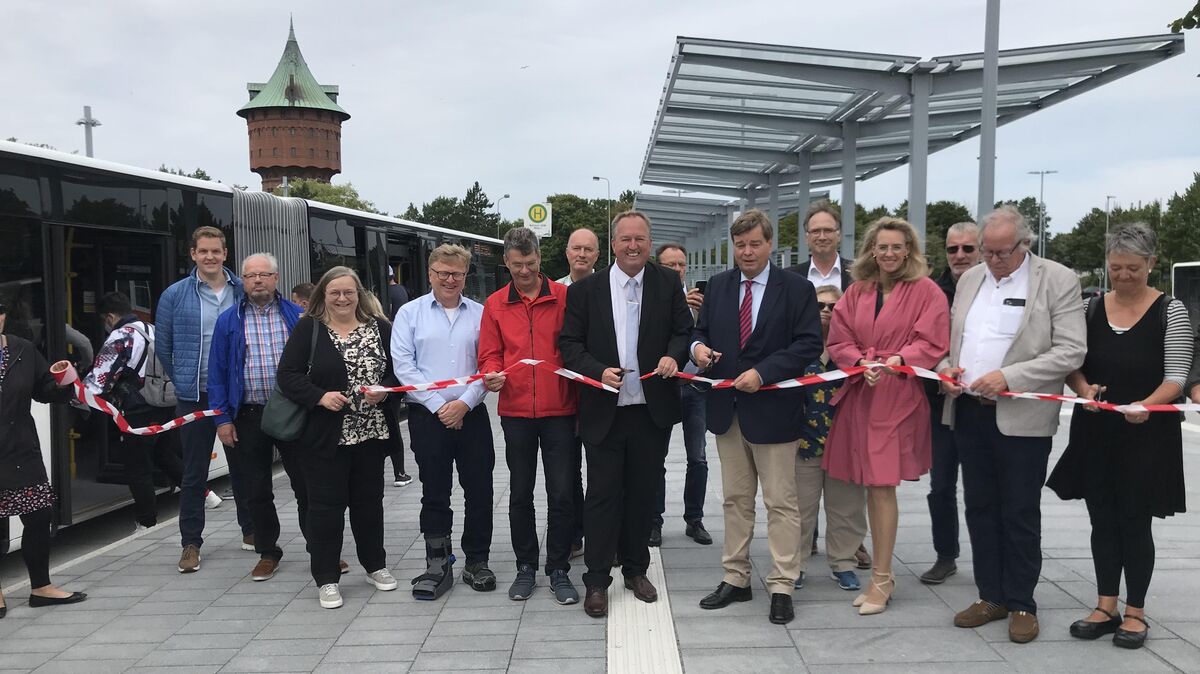Die neuen ZOB-Bushaltestellen wurden am Freitag bereits rege genutzt, als ob es immer so gewesen sei - aber zunächst musste das obligatorische Band durchschnitten werden. Fotos: Reese-Winne    